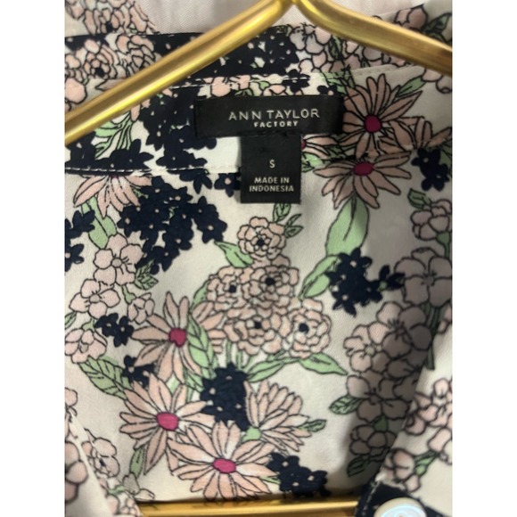 Ann Taylor blouse long sleeve floral size Small button down front - Picture 5 of 7